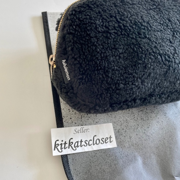 🆕 *GOLD HARDWARE* NWT 2022 lululemon everywhere belt bag fleece EBB 1L - black - Picture 2 of 9